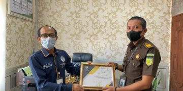 Tindaklanjuti Laporan, DPP KAMPUD Ganjar KEJARI Lampung Tengah Penghargaan Kinerja