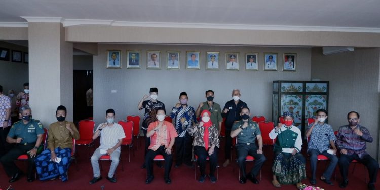 Dandim 0410/KBL Hadiri Penyerahan Bantuan Tunai Dari Walikota Eva Dwiana Kepada Kontingen Liga Santri Piala Kasad Tingkat Kodim