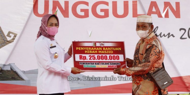 Bupati Winarti Hibahkan Kitab Suci Al Qur’an dan Program BMW Lainnya