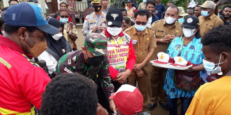 “Karya Tanpa Batas di Negeri Tapal Batas RI – PNG” Satgas Pamtas Yonif 126/KC Ikut Serta Dalam  HUT Kab. Keerom ke-19