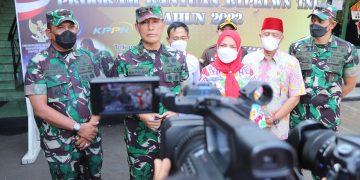 Aster Panglima TNI Meninjau Penyaluran BT-PKLWN di Kodim 0410/KBL