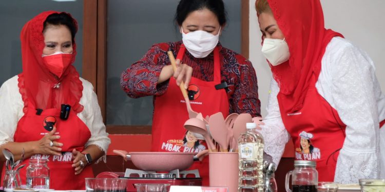 Saat Puan Maharani Demo Memasak: Meski Enggak Jago, Harus Bisa Masak