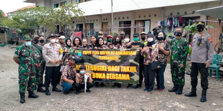 Kompak..!! TNI POLRI Bersama FKPPI 1135 Surakarta Bagikan Takzil Gratis Jelang Berbuka