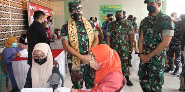 Pangkogabwilhan I Laksdya TNI Muhammad Ali Tinjau Serbuan Vaksinasi dan Baksos di Kodim 0410/KBL