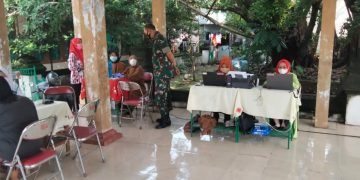 Dukung Percepatan Penanganan Covid-19,  Babinsa Sewu Dampingi Pelaksanaan Vaksinasi di Wilayah