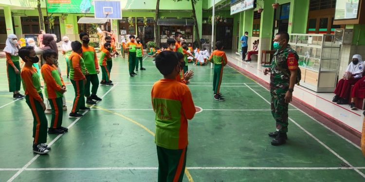 Himbauan Prokes Terus Dilakukan Babinsa Kelurahan Ketelan di Wilayah Binaan