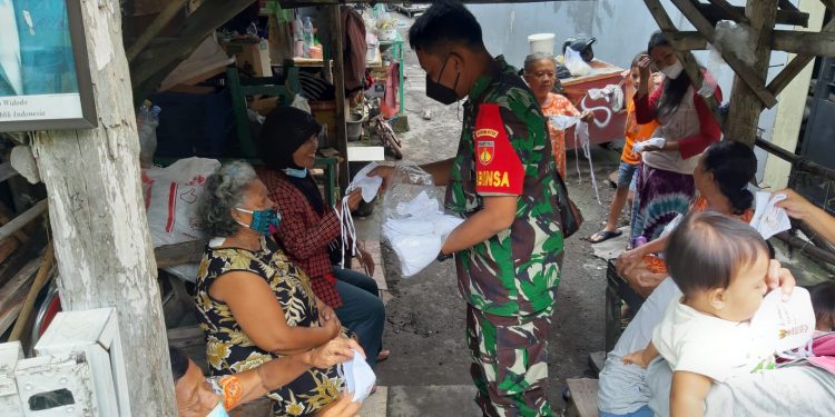 Babinsa Kelurahan Bumi Terus Bagikan Masker Dan Edukasi Prokes Kepada Warga