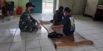 Anggota Satgas Yonif 144/JY Berikan Pengobatan Gratis Kepada Warga di Perbatasan