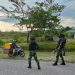 Cegah Kegiatan Illegal Anggota Satgas Yonif 144/JY Laksanakan Sweeping di Jalan Raya Perbatasan