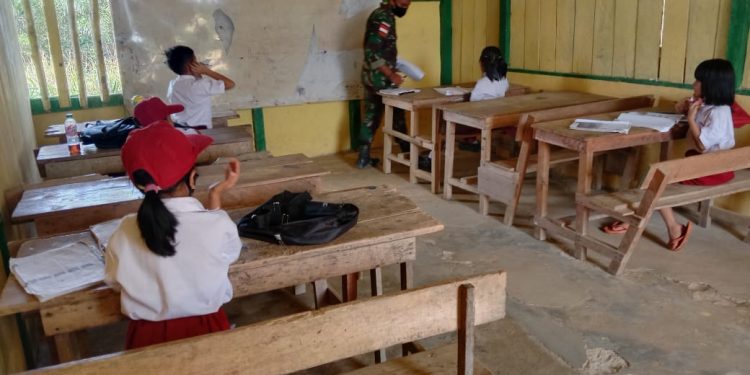 Cerdaskan Anak Bangsa Anggota Satgas Yonif 144/JY Gadik Bahasa Indonesia di SD Mini Perbatasan