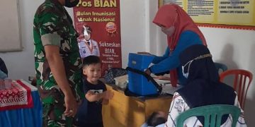 Monitor Imunisasi, Babinsa Harapkan Anak-Anak Di Wilayah Binaan Tetap Sehat Dan Kebal Penyakit