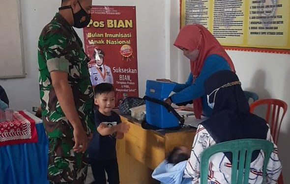 Monitor Imunisasi, Babinsa Harapkan Anak-Anak Di Wilayah Binaan Tetap Sehat Dan Kebal Penyakit