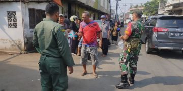 Cegah Penyebaran Covid-19,  Babinsa Kelurahan Setabelan Laksanakan Pengawasan PPKM di Pasar Legi