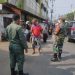Cegah Penyebaran Covid-19,  Babinsa Kelurahan Setabelan Laksanakan Pengawasan PPKM di Pasar Legi