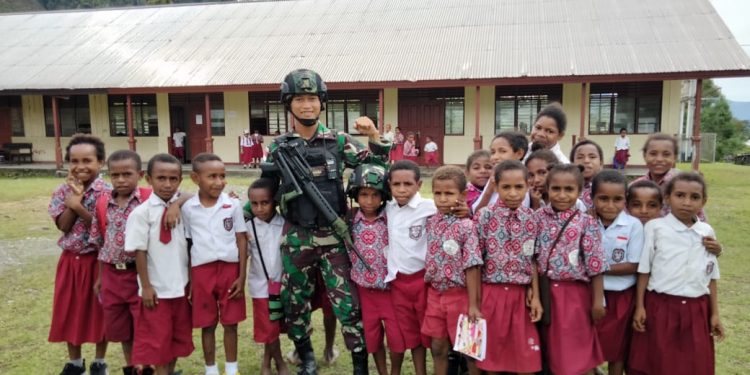 Suka Cita Anak SD Sambut  Satgas Yonif Raider 142/KJ