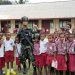 Suka Cita Anak SD Sambut  Satgas Yonif Raider 142/KJ