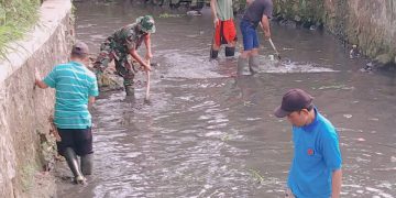 Jaga Kebersihan Lingkungan,  Babinsa Bersama Warga Dan Perangkat Kelurahan Bersihkan Sungai