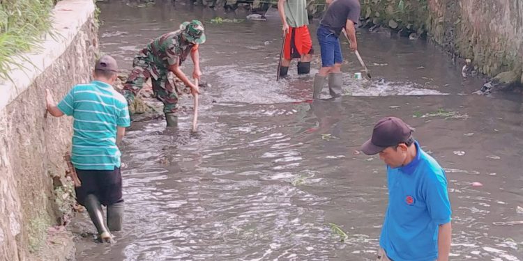 Jaga Kebersihan Lingkungan,  Babinsa Bersama Warga Dan Perangkat Kelurahan Bersihkan Sungai