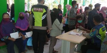 Anggota Koramil Dan Polsek Jatiroto Pantau Pelaksanaan Vaksinasi