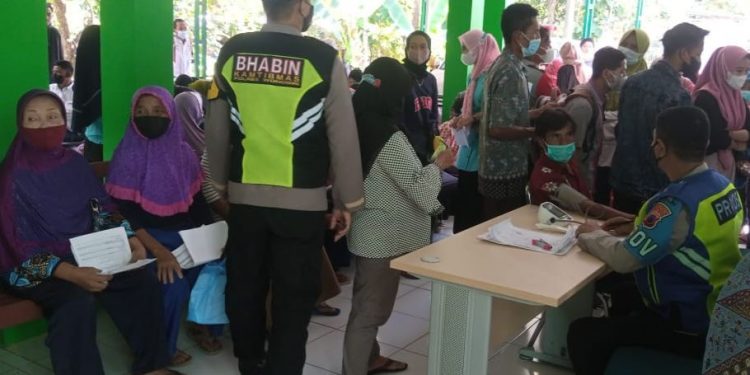 Anggota Koramil Dan Polsek Jatiroto Pantau Pelaksanaan Vaksinasi