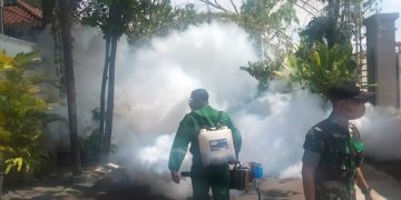 Cegah DBD Babinsa Sumber Bersama Petugas RS Slamet Riadi Laksanakan Fogging