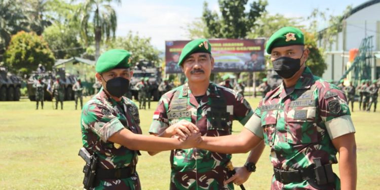 Pangdam XII/Tpr Pimpin Serah Terima Jabatan Danyonif Mekanis 643/Wanara Sakti
