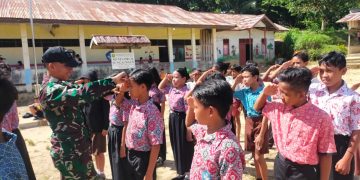 Kehadiran Satgas Pamtas RI-MLY Yonif 645/Gty Sebagai Tenaga Pengajar di SDN 26 Sei Daun