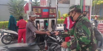 SPBU Menjadi Sasaran Penerapan Prokes Oleh Babinsa Kelurahan Semanggi, Ini Alasannya
