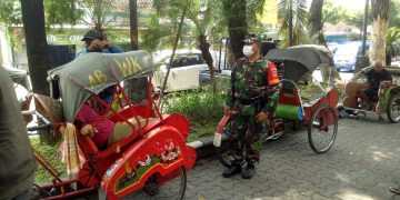 Babinsa Pucangsawit Terapkan Prokes Ketat Kepada Abang Becak di Wilayah Binaan