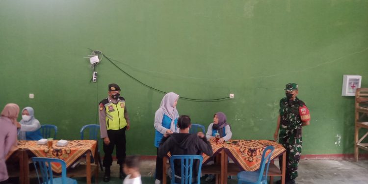 Warga Terima Vaksin, Babinsa Mlokomanis Wetan Berikan Pendampingan