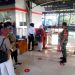 Sinergi..!! Sertu Murdianto Bersama Petugas Stasiun dan Security Berikan Himbauan Prokes Kepada Penumpang di Stasiun Purwosari