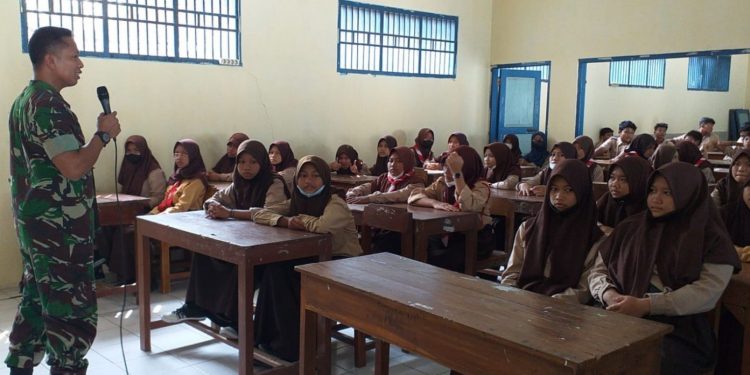 Tanamkan Rasa Cinta Tanah Air, Babinsa Berikan Materi Untuk Siswa dan Siswi SMP Muhammdiyah 7 Eromoko