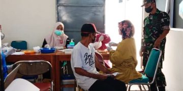 Dukung Percepatan Vaksin Babinsa Dampingi Warga Saat Vaksinasi