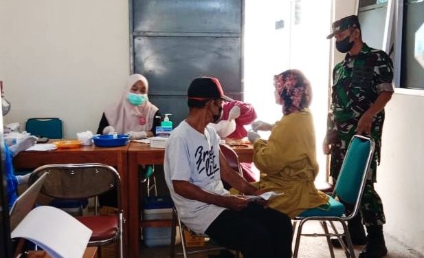 Dukung Percepatan Vaksin Babinsa Dampingi Warga Saat Vaksinasi
