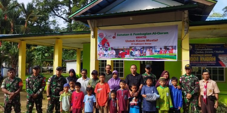 Prajurit Satgas Pamtas RI-MLY Yonif 645/GTY mengikuti kegiatan Sunatan dan Pembagian Al-Quran