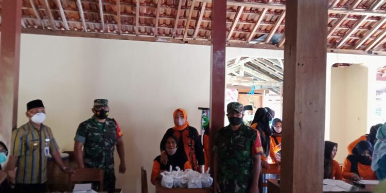 Petugas Kesehatan Laksanakan Posyandu dan Sweeping Imunisasi, Babinsa Nadi Tampil Berikan Pendampingan