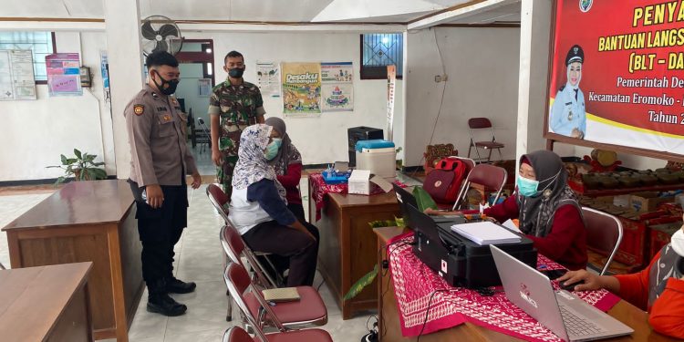 Bersinergi, Babinsa dan Bhabinkamtibmas Selalu Dampingi Pelaksanaan Vaksinasi Oleh Nakes