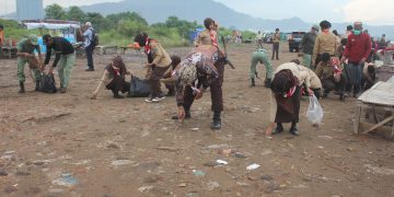 Jaga Kebersihan Dan Keindahan Pantai, Kodim 0410/KBL Gandeng Komponen Masyarakat Laksanakan Gotong Royong