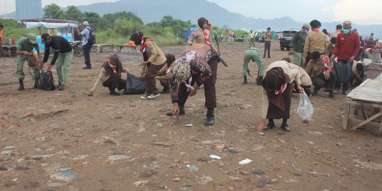 Jaga Kebersihan Dan Keindahan Pantai, Kodim 0410/KBL Gandeng Komponen Masyarakat Laksanakan Gotong Royong