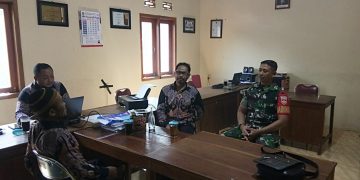 Tingkatkan Sinergitas, Babinsa Gelar Komsos Dengan Perangkat Desa