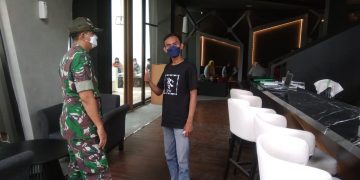 Kawasan Rumah Makan Menjadi Sasaran Penerapan Prokes Oleh Babinsa Kelurahan Punggawan