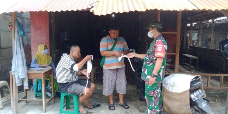 Pastikan Sesuai Prokes, Sertu Marno Sambangi Pasar Ayam di Wilayah Binaan