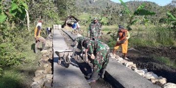 Kapten Arh Hadi Pimpin Karya Bakti Pengecoran Jalan