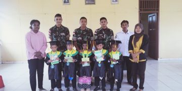 Prajurit Satgas Yonif 123/RW Hadiri Acara Perpisahan Siswa-siswi PAUD di Perbatasan Papua