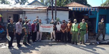 Babinsa Bersama Bhabinkamtibmas Dampingi Petugas BPPKAD Dalam Pemasangan Pamflet