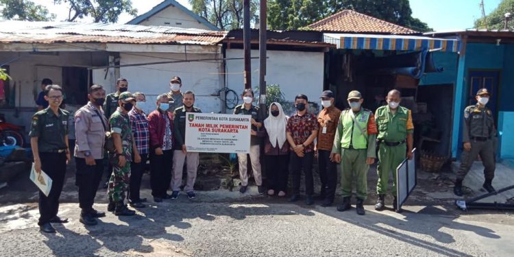 Babinsa Bersama Bhabinkamtibmas Dampingi Petugas BPPKAD Dalam Pemasangan Pamflet