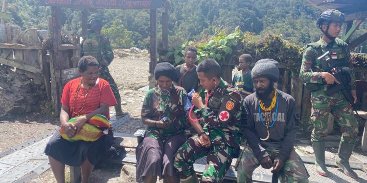 Yonif Raider 321/GT Memberikan Pengobatan Dan Pelayanan Kesehatan Kepada Masyarakat