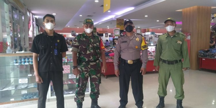 Sambangi Luwes Kestalan, Serda Supriyanto Himbau Pengunjung Patuhi Prokes