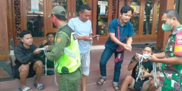 Tanpa Lelah Koptu Joko Riyadi Bagikan  Masker Gratis di Wilayah