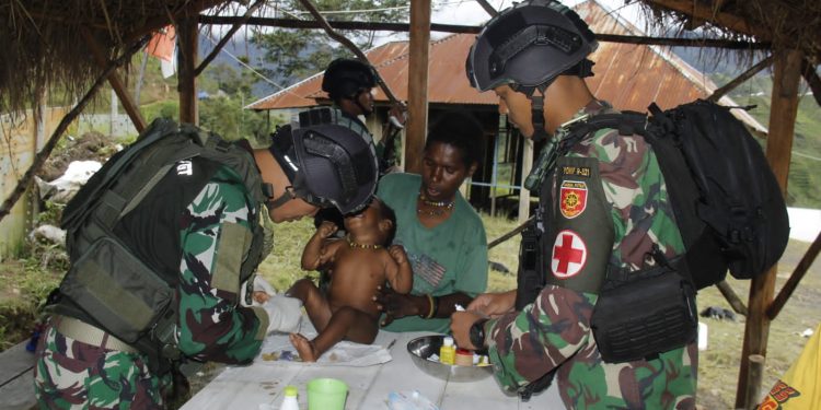 Tim Kesehatan Satgas Yonif Raider 321 / GT Berikan Pelayanan Kesehatan Gratis di Nduga, Papua